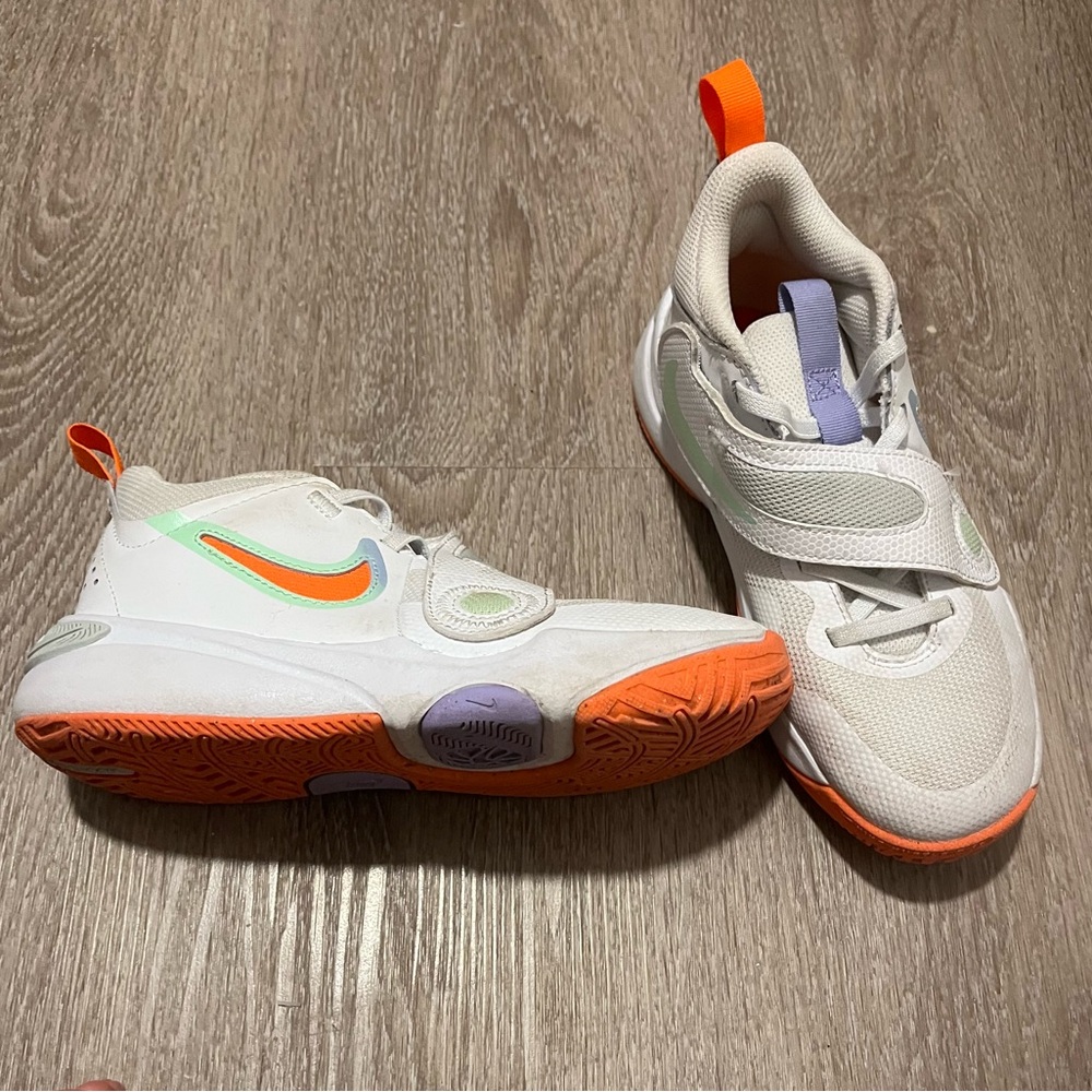 Nike Kids White and Orange Sneakers with Purple Accents